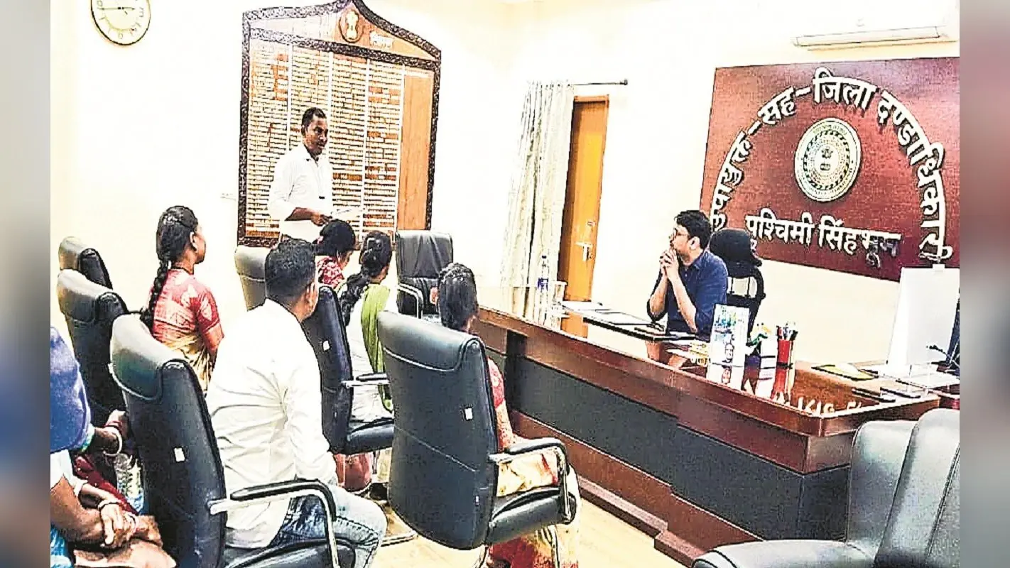 DC साहब ! सालभर से लाभुकों को नियमित नहीं मिल रही राशन, बालू की भी समस्या, गांव की सरकार ने लगायी गुहार