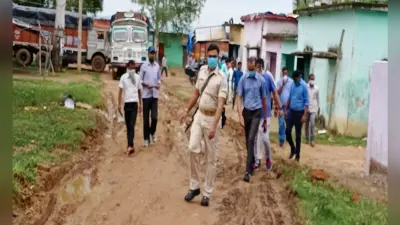 केरेडारी में कीचड़ युक्त सड़क से पार कर गये हजारीबाग डीसी, फिर भी नहीं ली सुध!