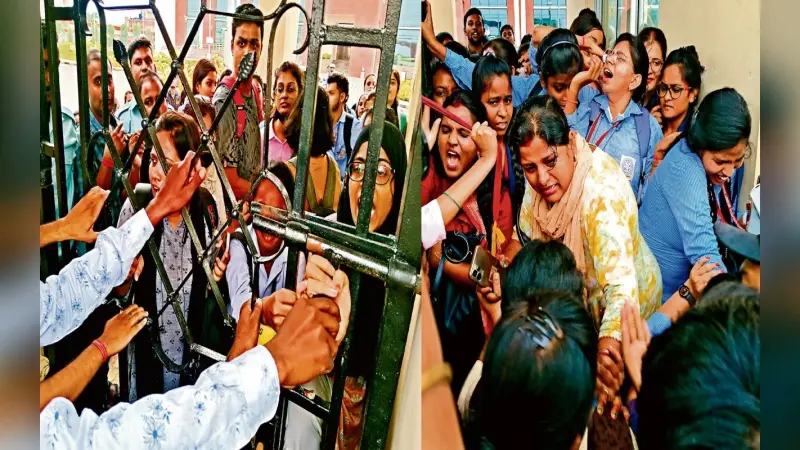 धनबाद : गेट जाम कर धरना पर बैठे आंदोलनकारी बीएड छात्रों ने की दूसरे छात्रों से धक्का-मुक्की