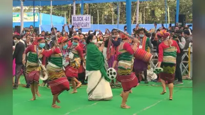 Bengal Chunav 2021 : बंगाल में आदिम जनजातियों के सामूहिक विवाह में ऐसे थिरकीं सीएम ममता बनर्जी, देखिए तस्वीरें