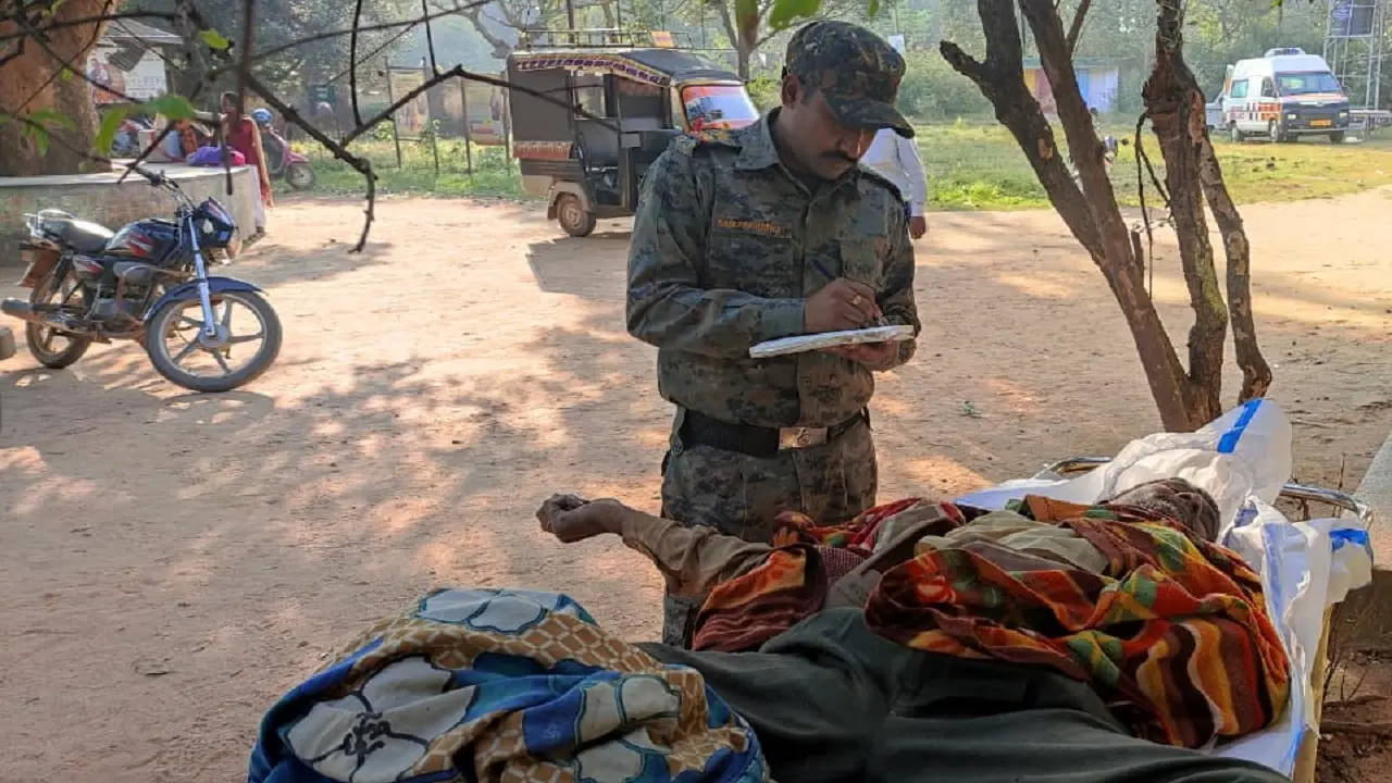 झारखंड में मूसलाधार बारिश से गिरा खपरैल घर, दो भाइयों की मौत, घायल मां-पिता का चल रहा इलाज, मां की हालत नाजुक