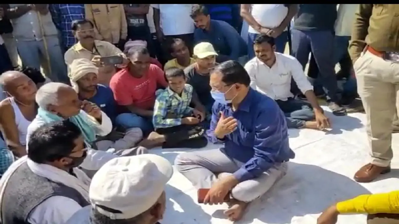 Jharkhand News: मॉर्निंग वॉक कर रही महिला को तेज रफ्तार हाइवा ने रौंदा, आक्रोशित लोगों ने किया सड़क जाम