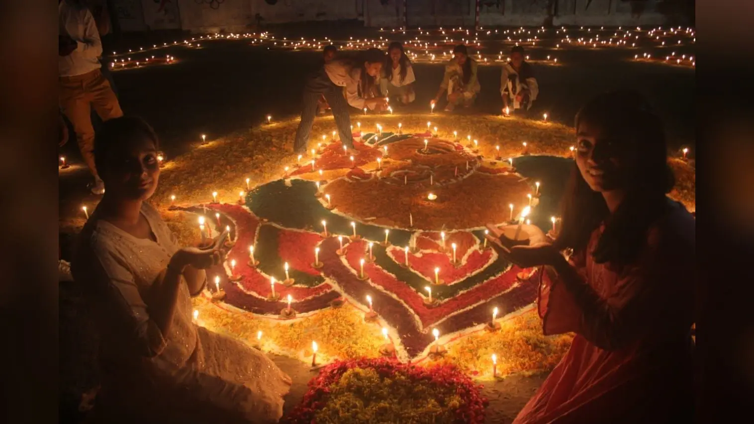 Diwali 2022: कोरोना के बाद इस साल दीपावली गुजरी खुशहाली वाली, तस्वीरों में दिखी खुशियों की झलक