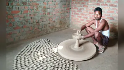 Deepawali 2022:आधुनिकता के दौर में कैसे धीमी पड़ गयी चाक की रफ्तार, पुस्तैनी धंधे से दूर हो रही नयी पीढ़ी