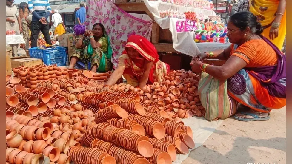 दीपावली को लेकर गुलजार हुआ मिट्टी के दीये का बाजार, खरीदार दे रहे लोकल फॉर वोकल को प्राथमिकता