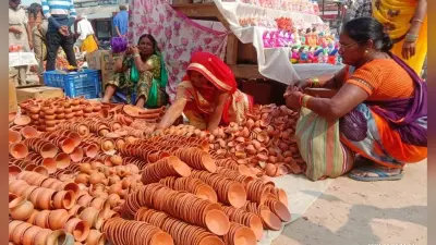 दीपावली को लेकर गुलजार हुआ मिट्टी के दीये का बाजार, खरीदार दे रहे लोकल फॉर वोकल को प्राथमिकता