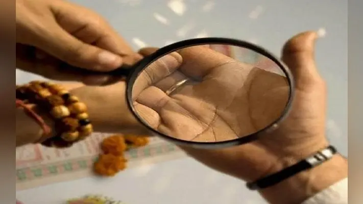 हस्तरेखा शास्त्र : हाथ की रेखाएं बताती हैं आपकी किस्मत में कैसे घर का है संयोग