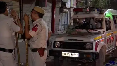 दिल्ली में पुलिस वालों पर भीड़ ने कर दिया पथराव, कई वाहनों में की तोड़फोड़