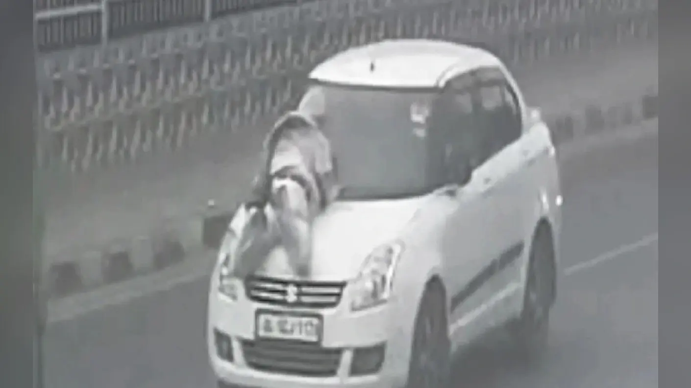 Delhi: हॉर्न बजाने पर हुआ विवाद, कार से टक्कर मार युवक को आधे किलोमीटर घसीटा, वीडियो वायरल