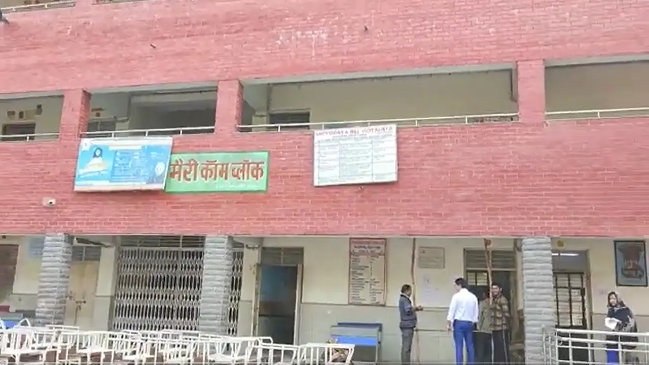 MCD Election 2022: स्कूलों में सिसोदिया की तस्वीर लगे होने पर कांग्रेस नेता का सवाल- आयोग कार्रवाई करेगा?