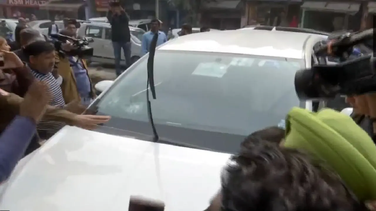 दिल्ली की बेटी के साथ दरिंगदी से आक्रोशित हुए लोग, भीड़ ने घेरा थाना, डिप्टी स्पीकर की गाड़ी को तोड़ा