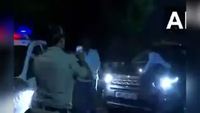 बोनट पर लाद 3 किलोमीटर तक चलाई कार, दिल्ली का ये VIDEO वायरल, जानें पूरा मामला