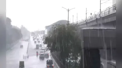 Delhi Weather: दिल्ली में आंधी के साथ भारी बारिश, खराब मौसम के कारण 17 फ्लाइट्स डायवर्ट