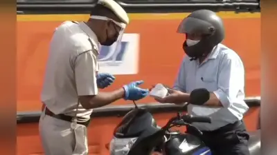 Delhi Weekend Curfew : Delhi Weekend Curfew : दिल्ली में चप्पे-चप्पे पर पुलिस के जवान तैनात, बिना वजह बाहर निकलने वालों पर दर्ज हो रहे मुकदमे