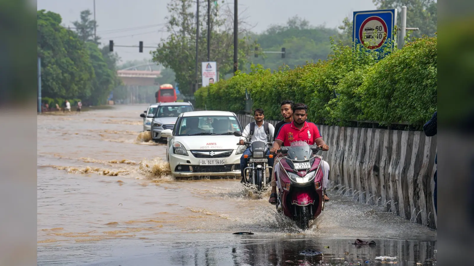 Delhi Flood: खतरा टला नहीं! घट रहा यमुना का जलस्तर फिर भी दिल्ली की मुसीबत बरकरार, मौसम विभाग ने बढ़ाई टेंशन