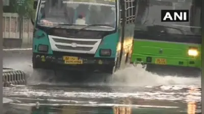 दिल्ली में तेज बारिश के बाद कई इलाकों में जलभराव, गाड़ियों की रफ्तार पर ब्रेक, गर्मी से राहत