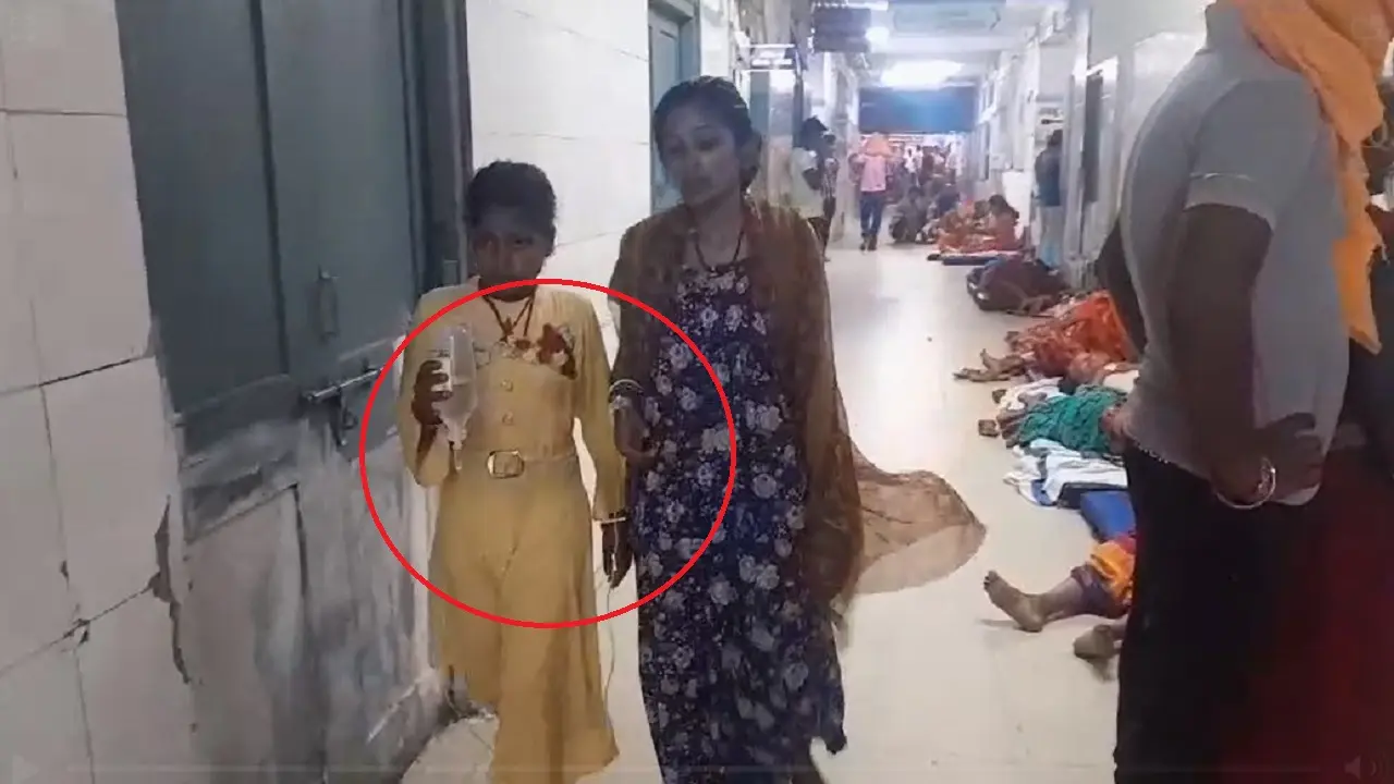 PHOTOS: भागलपुर के अस्पताल में खचाखच भरे डेंगू मरीजों का हाल देखिए, जमीन पर गद्दा बिछाकर करवा रहे इलाज