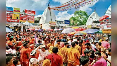 पुरुषोत्तम मास में कांसे के पात्र से बाबा पर गंगा जल चढ़ा रहे हैं भक्त