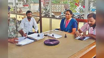 दुमका शहर में बेखौफ घूमते बदमाश, महिला से डेढ़ लाख रुपये छीन कर हुए फरार