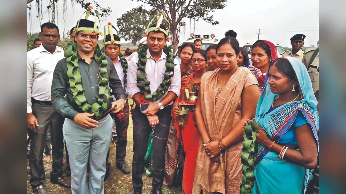 देवघर डीसी विशाल सागर ने दो महिला एसएचजी को सौंपे 7.50 लाख के चेक, 20 लाभुकों का भी कराया गृह प्रवेश