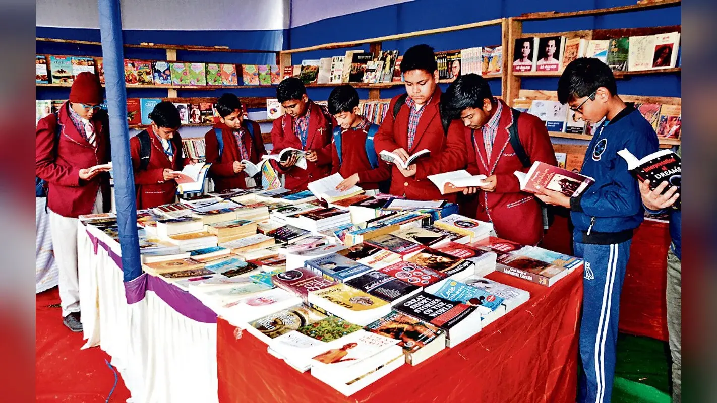 देवघर पुस्तक मेला : साहित्य और प्रतियोगिता परीक्षा की पुस्तकें अधिक किये जा रहे पसंद,इन प्रकाशकों के लगे स्टॉल