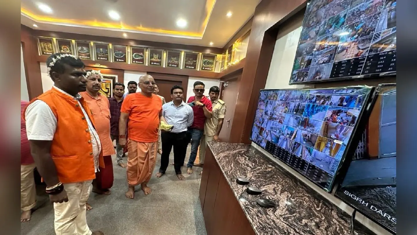 झारखंड: बाबा मंदिर पहुंचे डीसी मंजूनाथ भजंत्री, राजकीय श्रावणी मेले की तैयारियों का लिया जायजा