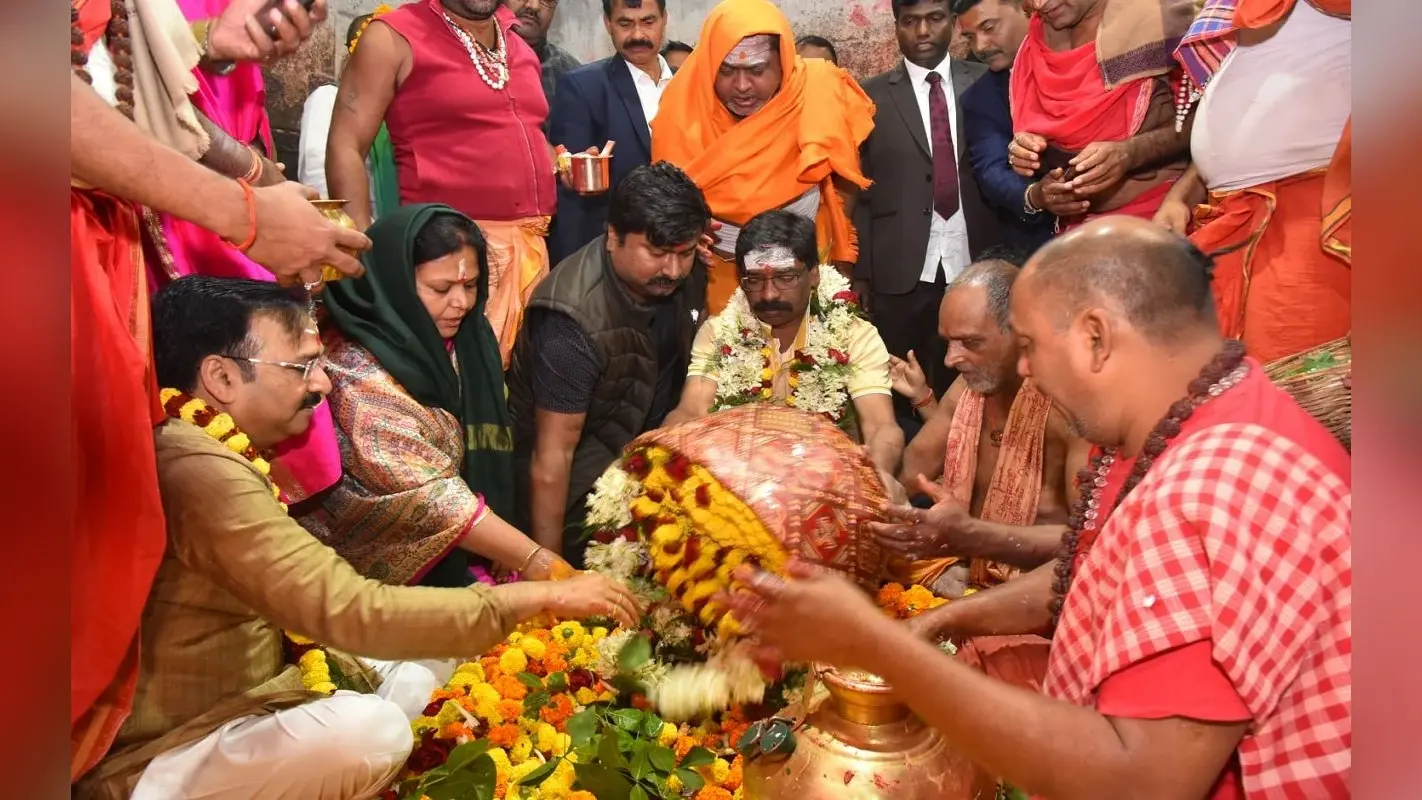 झारखंड के सीएम हेमंत सोरेन की देवघर में खतियानी जोहार यात्रा, बाबा मंदिर में की पूजा-अर्चना
