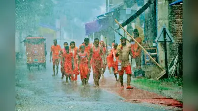 झमाझम बारिश में झूमते हुए चले कांवरिये, बाबा के जयघोष से गूंजा बैद्यनाथ धाम का परिसर