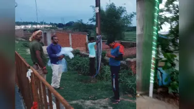 देवघर : श्रावणी मेला शुरू होने के 5 दिन बाद भी बिजली पोलों की नहीं हुई रैपिंग, सता रहा हादसे का भय