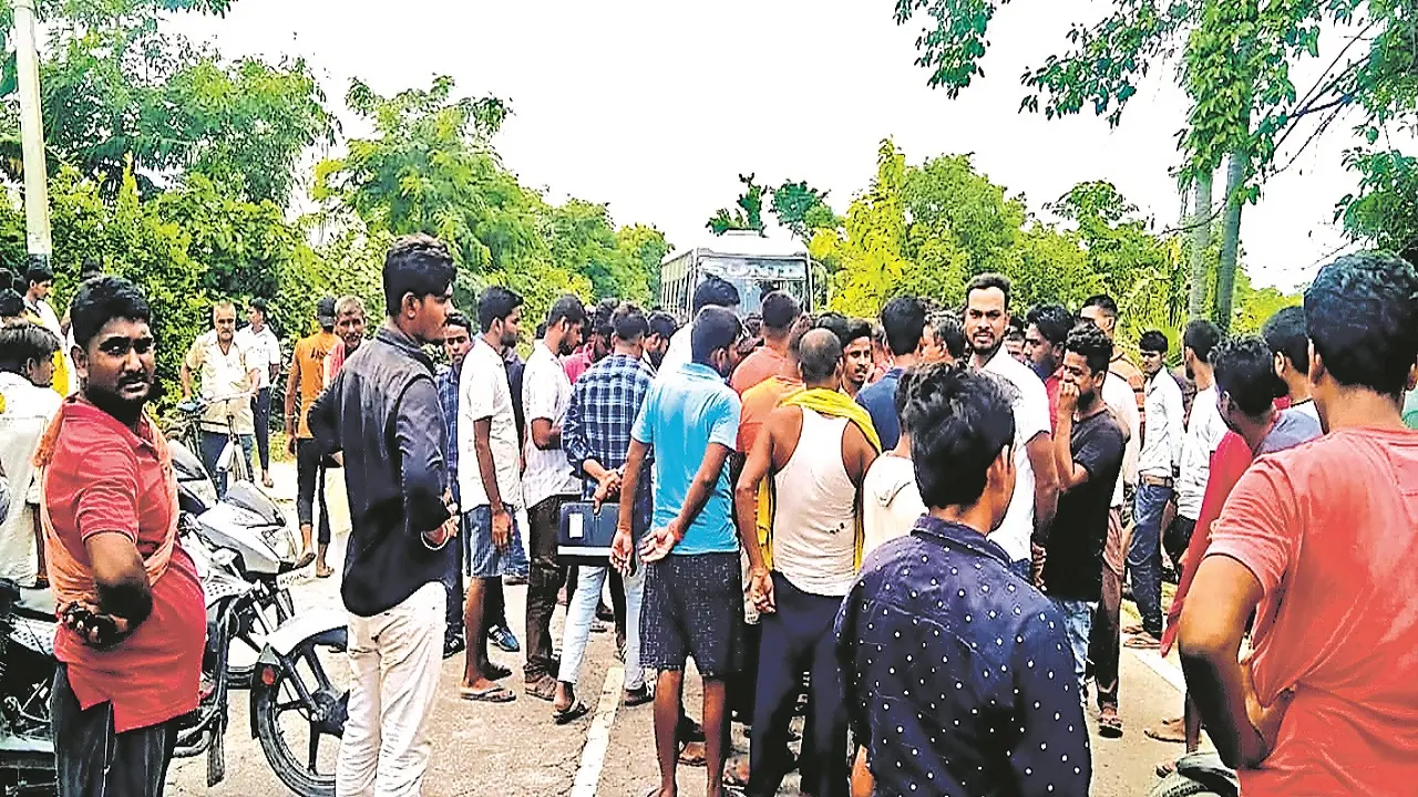 यूपी के देवरिया में ट्रेन की चपेट में आकर मां-बेटी की मौत, इंजन में फंसा शव, दो बच्चियां बाल-बाल बचीं