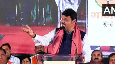 उद्धव पर बरसे फडणवीस- हनुमान चालीसा पढ़ना राजद्रोह, औरंगजेब की मजार पर जाना राजकीय शिष्टाचार
