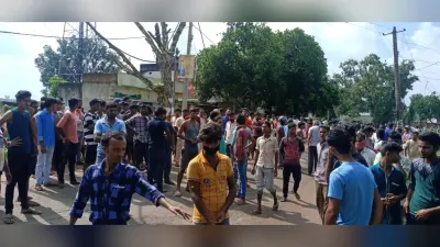 ट्यूशन पढ़कर घर लौट रहे दो छात्रों की ट्रैक्टर से कुचलकर मौत, बाल-बाल बचा एक छात्र, आक्रोशित लोगों ने किया सड़क जाम