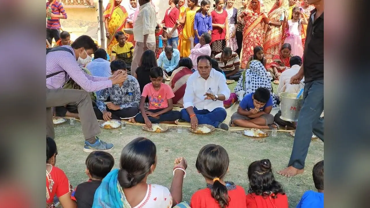 Bengal Chunav 2021: बंगाल में भोज पॉलिटिक्स, तृणमूल नेता के जनता से प्रेम पर भड़की BJP, BDO से शिकायत