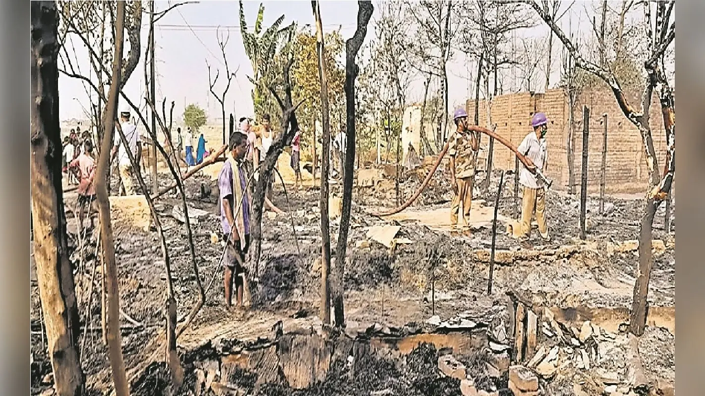 बेगूसराय में लगी भीषण आग, तीन सौ घर जलकर राख, लाखों की संपत्ति का हुआ नुकसान