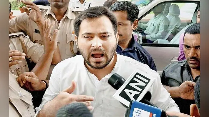 विधानसभा में हंगामे के बाद राज्यपाल से मिलने पैदल निकले तेजस्वी यादव, राजभवन के बाहर प्रदर्शन कर रही राजद
