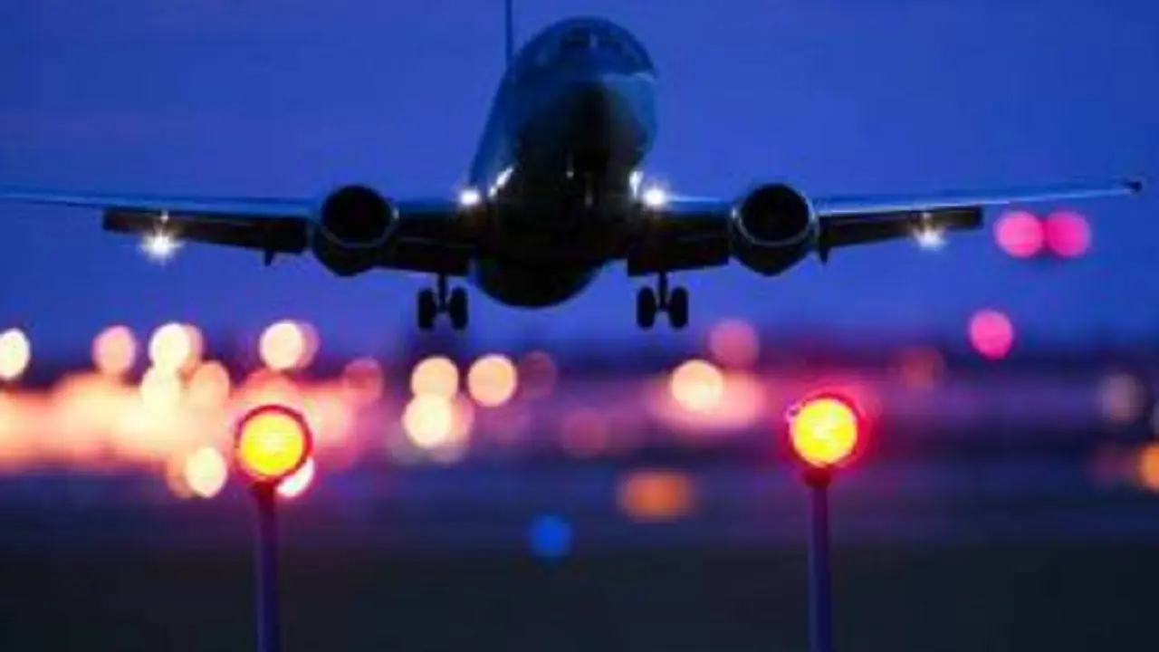 COVID-19 Cases in India: विमान के अंदर सभी यात्रियों को पहनना होगा मास्क, डीजीसीए का एयरलाइनों को निर्देश