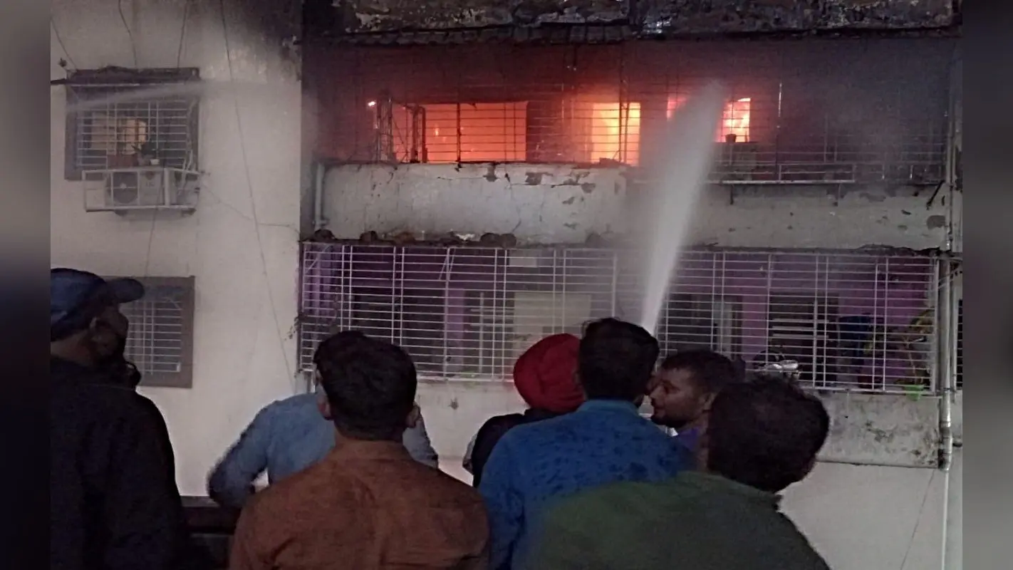 धनबाद के आशीर्वाद टावर में अभिशाप बनकर आयी आग, देखते ही देखते लग गए लाशों के ढेर