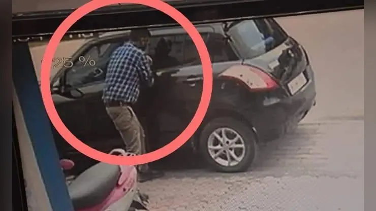झारखंड में JMM नेता की कार का शीशा तोड़कर दिनदहाड़े ढाई लाख रुपये की चोरी, वारदात CCTV कैमरे में कैद