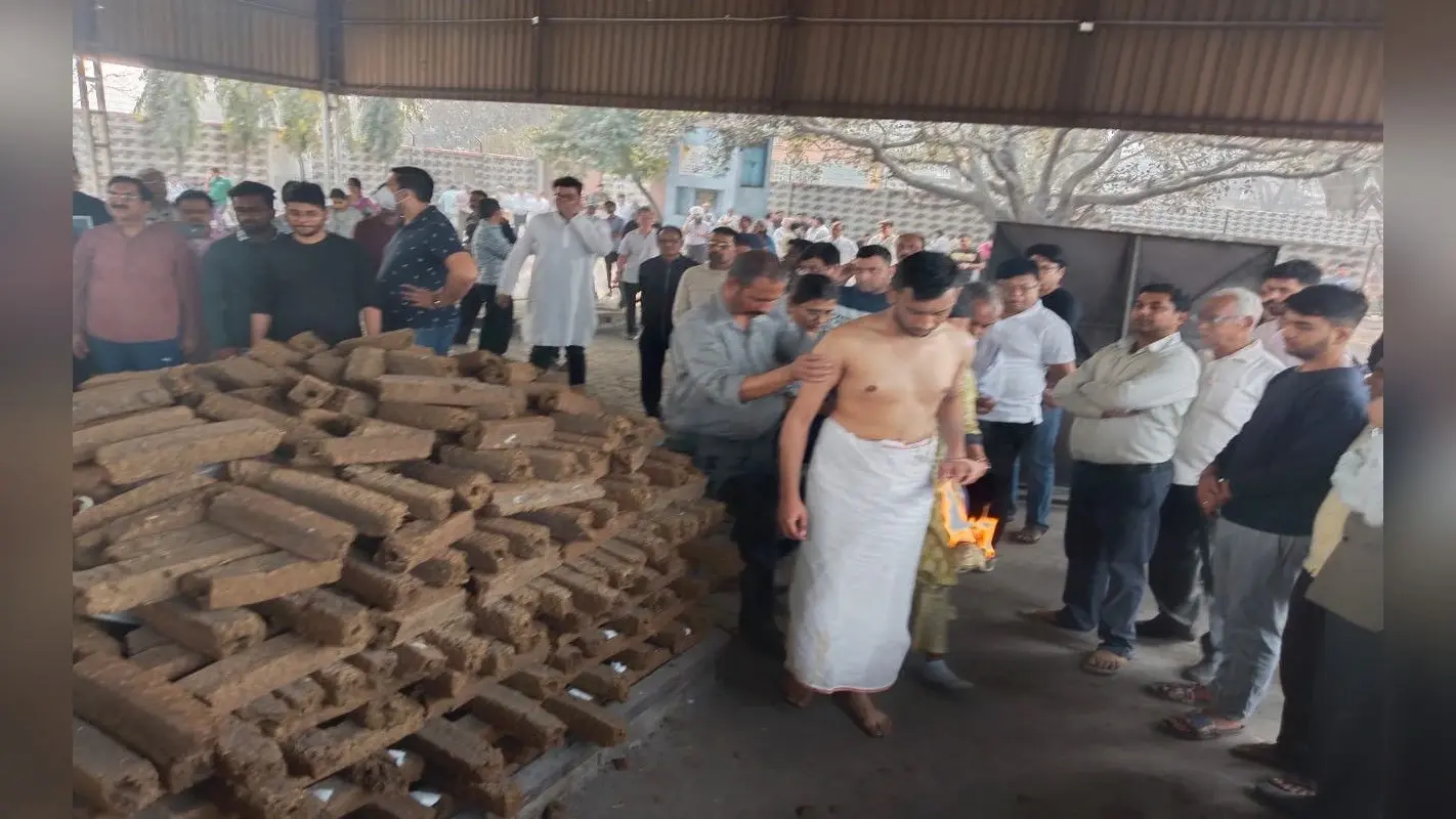 झारखंड के धनबाद में डॉक्टर दंपती समेत 3 शवों का हुआ अंतिम संस्कार, बेटी प्रेरणा बोली माता-पिता की हुई हत्या