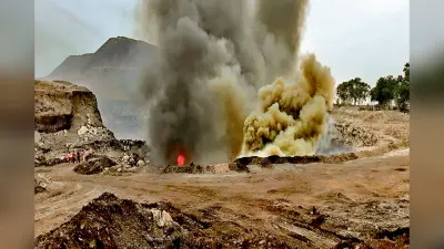 धनबाद के भूमि आउटसोर्सिंग के चंदौर पैच में भड़की आग, ग्रामीण कर रहे हैं पुनर्वास मांग