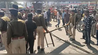 धनबाद स्टेशन पर आरपीएफ ने दुकानदारों पर चलाया डंडा, फुटपाथ दुकानदारों ने किया हंगामा
