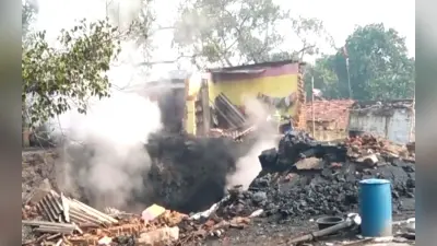 PHOTOS: धनबाद के जोगता में जमींदाेज हुए पिता-पुत्र को तीन युवाओं ने बचाया, गैस रिसाव से हो रही परेशानी