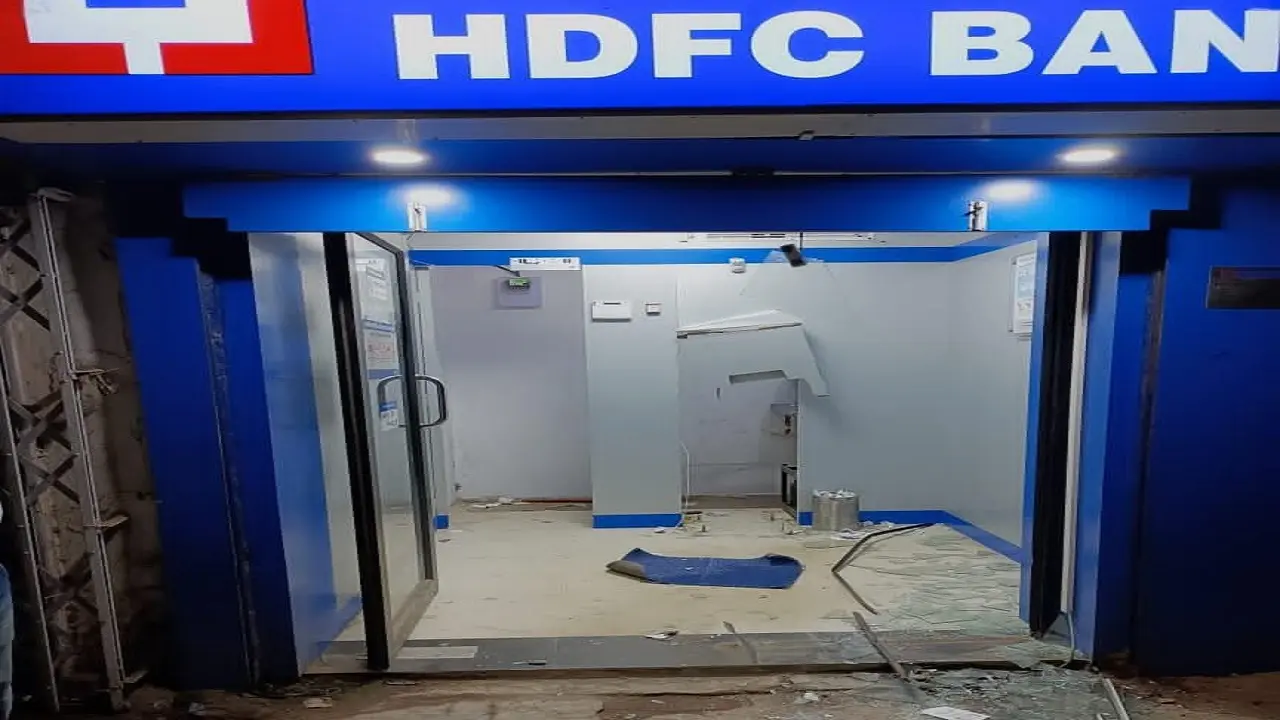 Jharkhand Crime News:अपराधियों का दुस्साहस, ATM उखाड़कर हुए फरार, कैमरे की नजर से बचने के लिए किया ये काम