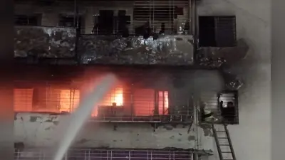 PHOTOS: धनबाद के आशीर्वाद टावर अपार्टमेंट में भीषण अगलगी में एक ही परिवार के 5 लोग समेत 14 की हुई मौत