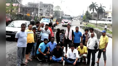Dhanbad News: धैया की सड़क बन गयी तालाब, नाला के पानी में बैठकर लोगों ने दिया धरना