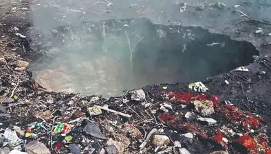 धनबाद में आग उगलते गोफ में गिरा बुजुर्ग, बुरी तरह झुलसा