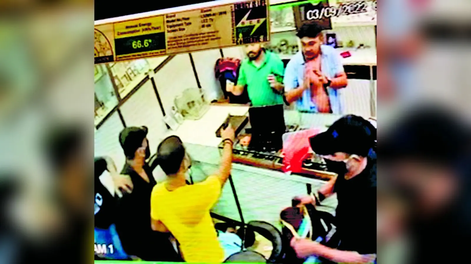 धनबाद के धनसार स्थित गुंजन ज्वेलर्स में भीषण डाका, फायरिंग