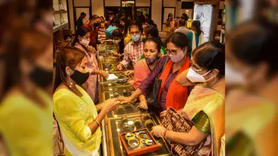 Dhanteras 2021 : रौनक लौटी, बाजार में उड़े 75 करोड़ रुपये, 15 टन सोने की बिक्री हुई