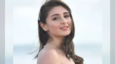 ध्वनि भानुशाली व्हाइट गाउन में दिखीं बेहद बोल्ड, समंदर किनारे सिंगर का हॉट अंदाज वायरल, PHOTOS