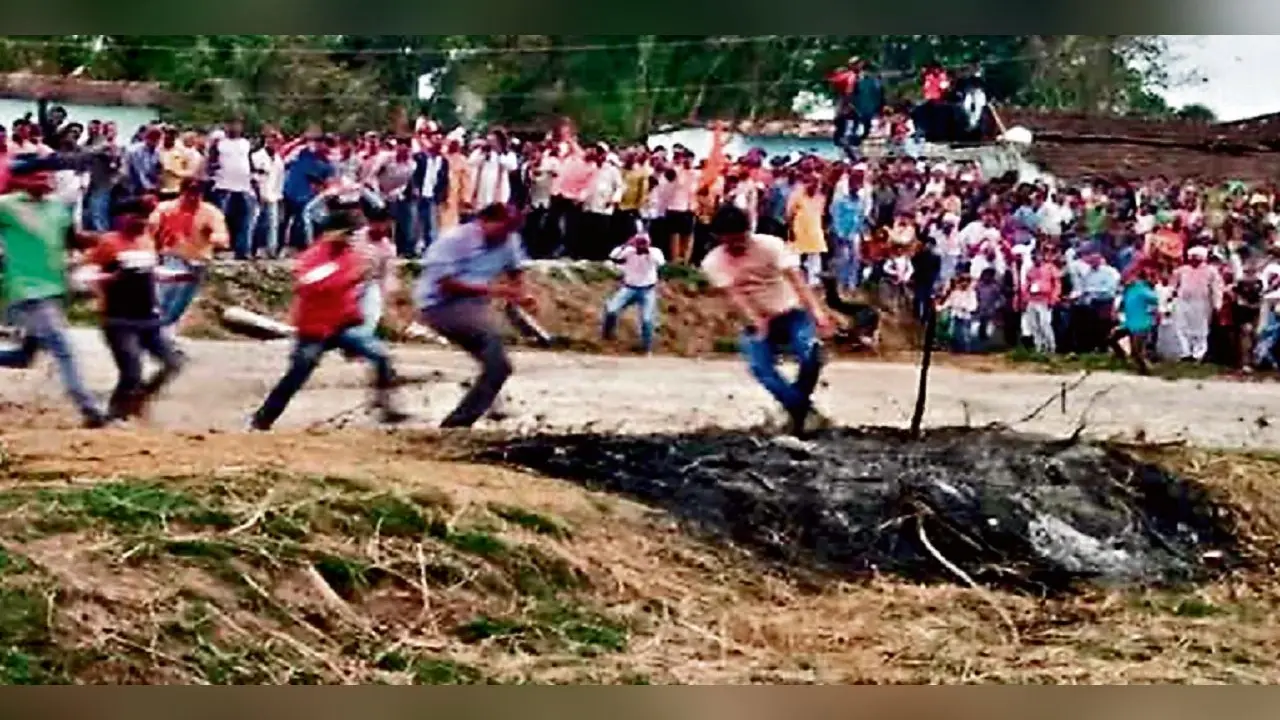 अद्भुत: झारखंड के इस जिले में खेली जाती है ढेला मार होली, जानें इसके पीछे की अजीबो गरीब मान्यता